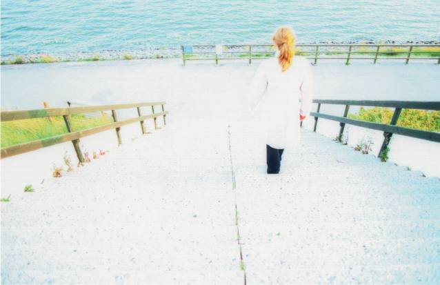 Helge Emmaneel: Frau am Strand